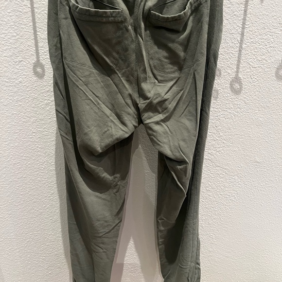 Mondetta outdoor project green joggers with zipper pockets and back pockets - Picture 7 of 7